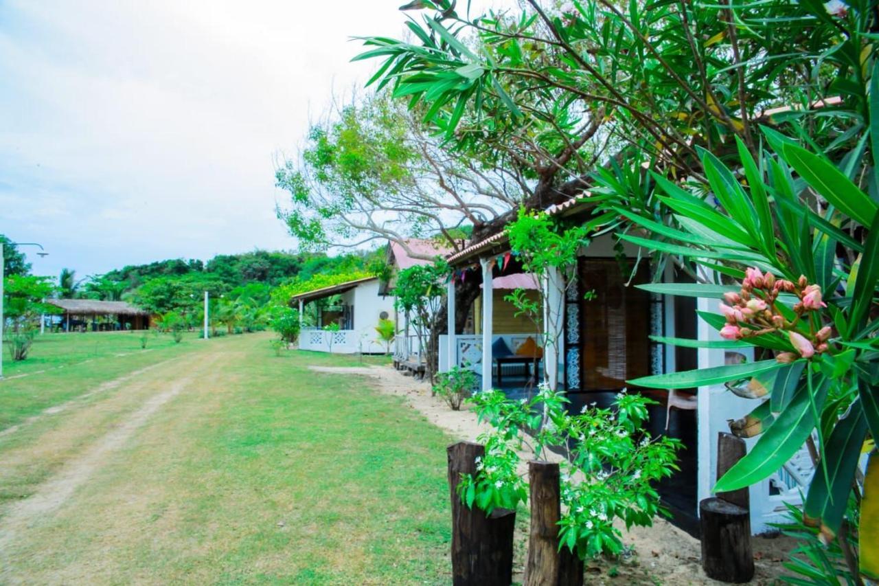 Hotel Blissbay @ The Rock à Nilaveli Extérieur photo